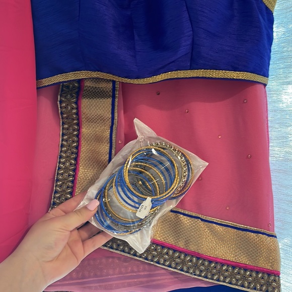 Saree, Never worn. Earrings and bangles - Picture 2 of 3